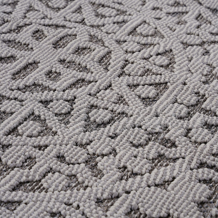 Guros - 6' X 9' Medallion Indoor / Outdoor Area Rug - Gray / White