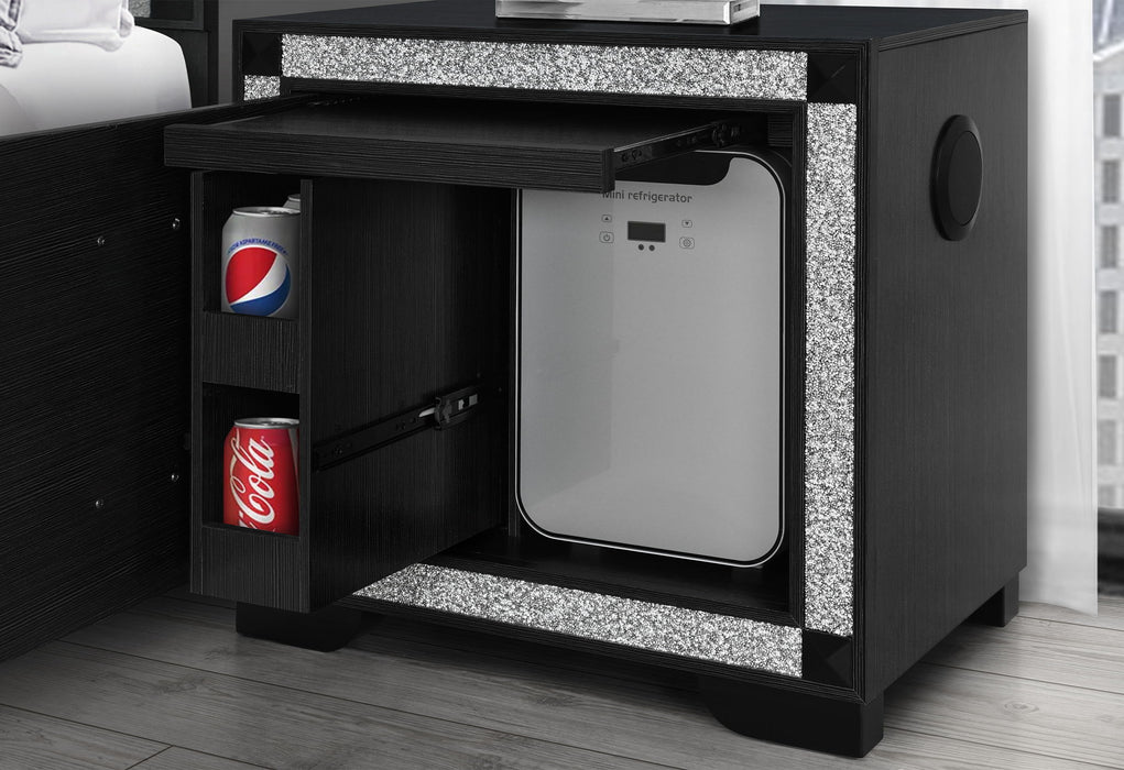 Soleil - 5 Piece Queen Bedroom Set With Cooler And Speaker - Charcoal